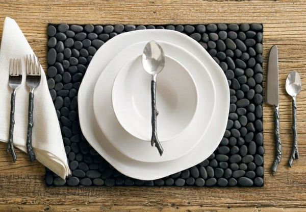 table-idées-décoration-romantique-atmosphère-fêtes-dessous-assiette-pierres-noires