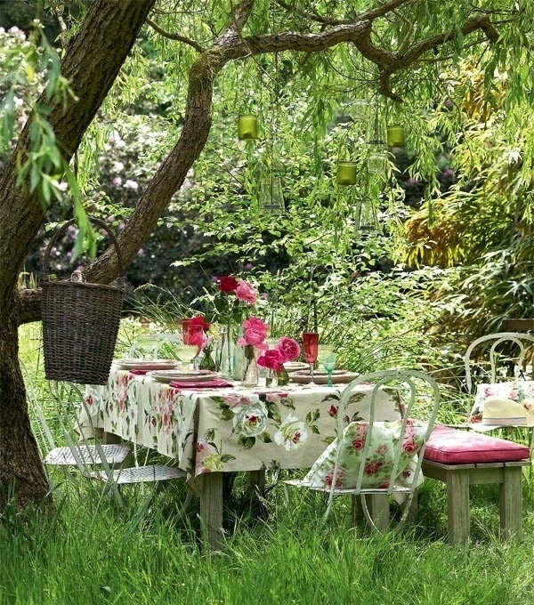 table-idées-décoration-romantique-atmosphère-fêtes-nappe-imprimée-roses