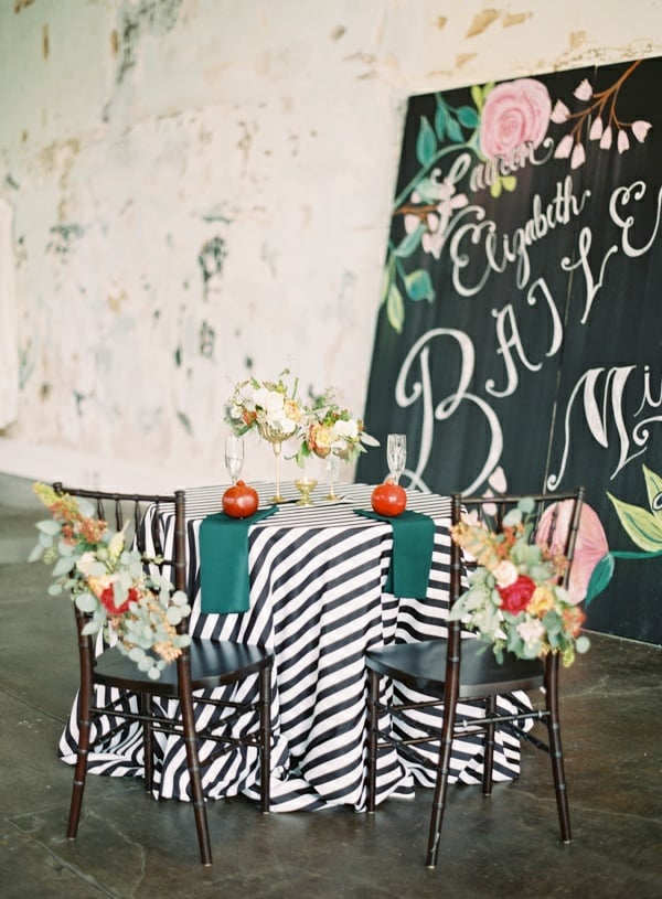 table-idées-décoration-romantique-atmosphère-fêtes-nappe-rayures-bouquet