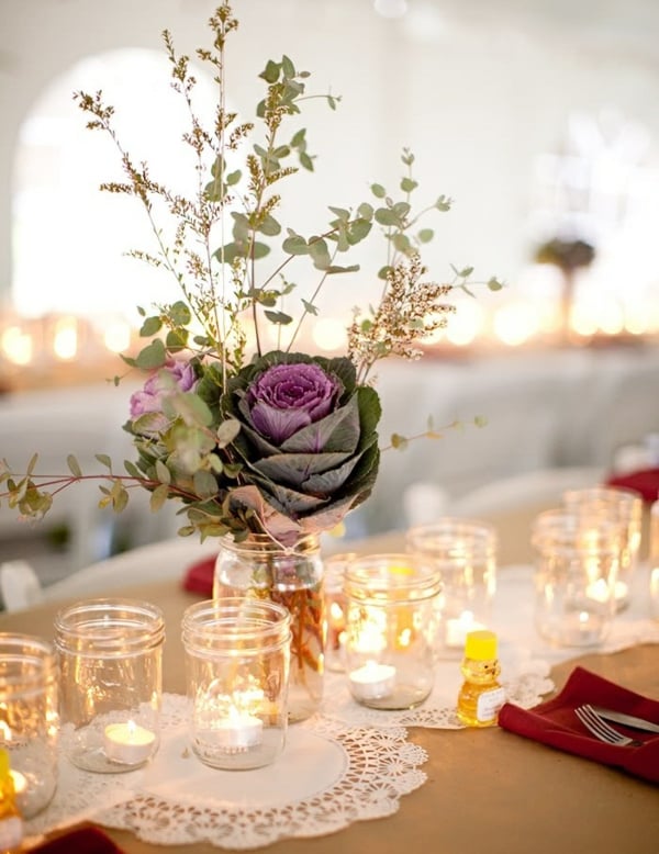 table-idées-décoration-romantique-atmosphère-fêtes-petit-bouquet-feuilles-rose