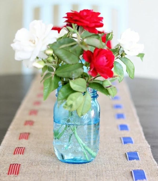 table-idées-décoration-romantique-atmosphère-fêtes-petit-bouquet-roses