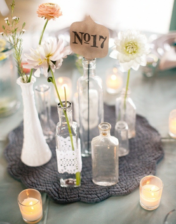 table-idées-décoration-romantique-atmosphère-fêtes-petites-bouteilles-vases