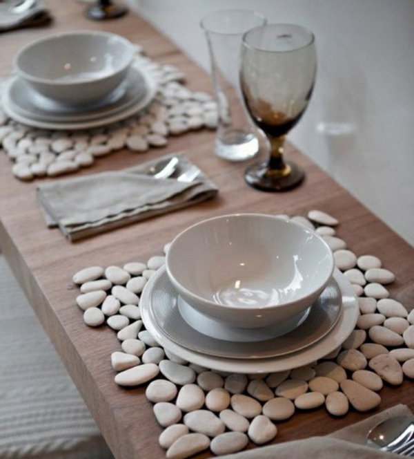 table-idées-décoration-romantique-atmosphère-fêtes-pierres-décoratives