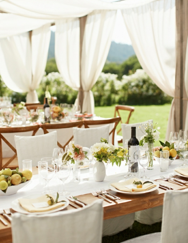 table-idées-décoration-romantique-atmosphère-fêtes-serviettes-blanches