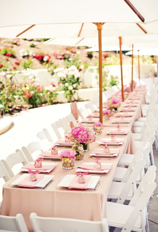 table-idées-décoration-romantique-atmosphère-fêtes-table-nappe-rose