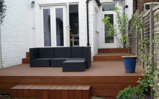 terrasse en bois bangkiraï rougeâtre coin-salon-modulable