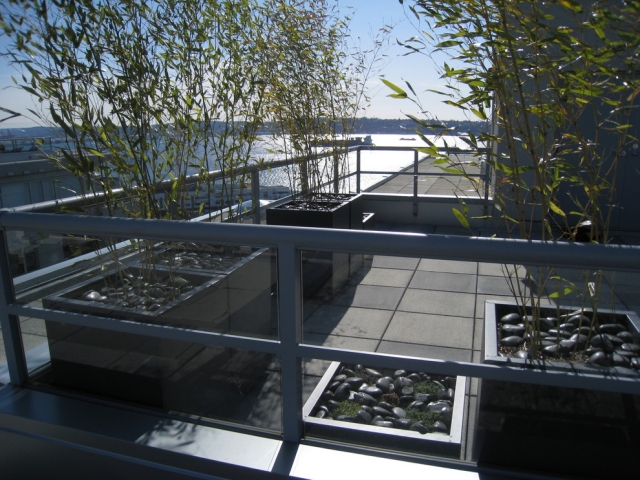 terrasse-design-ultramoderne-jardinières-carrées-galets
