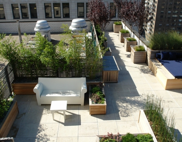 toit-terrasse-urbain-plusieurs-bacs-fleurs-bois