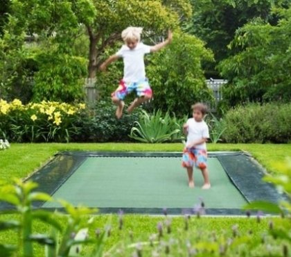 trampoline-amusement-enfants-jardin-jeux-plein-air
