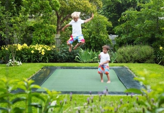 trampoline-amusement-enfants-jardin-jeux-plein-air