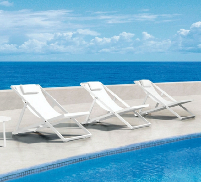 transat-blanc-mobilier-extérieur-design-piscine