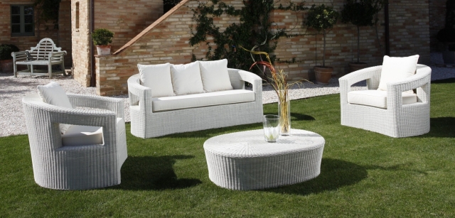 аménagement-de-terrasse-idée-originale-meuble-rotin-blanc-canape-table-fauteuils