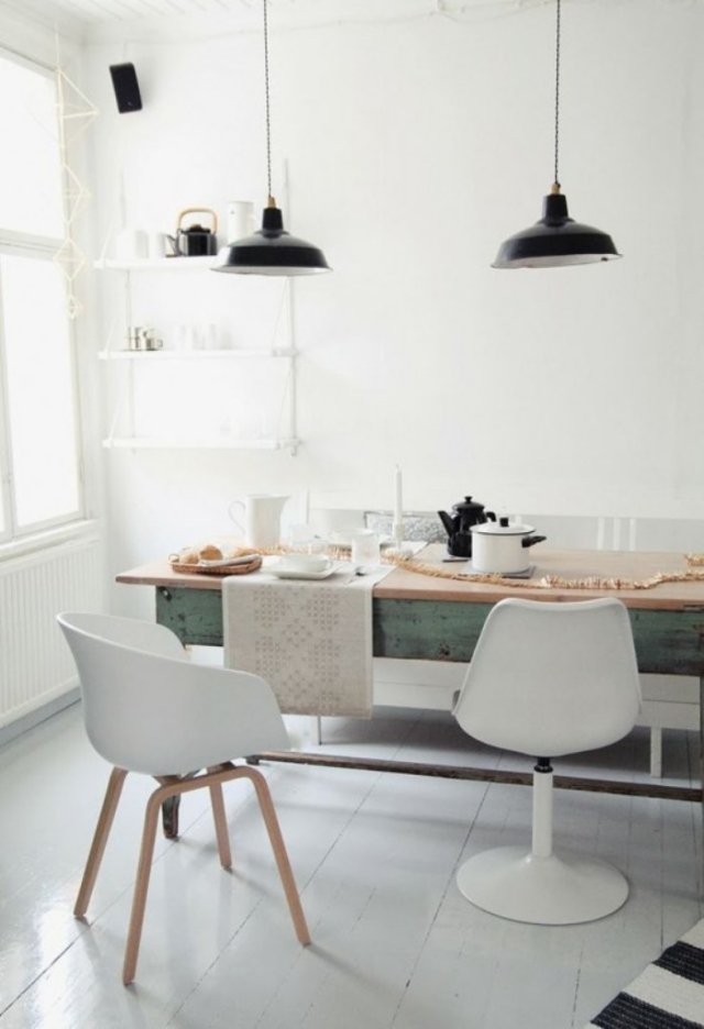 100-photos-meubles-scandinaves-design-unique-chaises-blanches-plastique-pieds-bois-table-bois