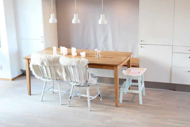 meubles scandinaves 100-photos-meubles-scandinaves-design-unique-chaises-blanches-tabouret-table-bois