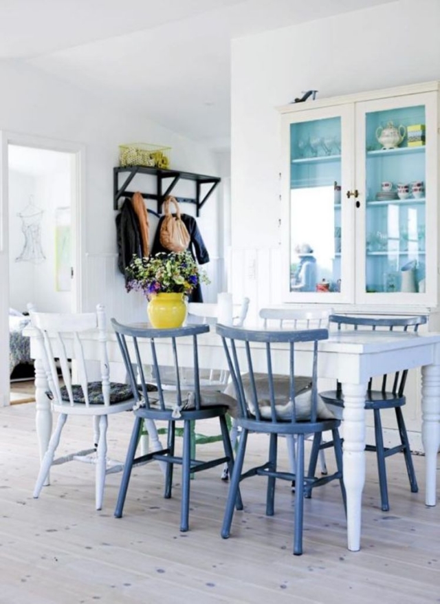 100-photos-meubles-scandinaves-design-unique-chaises-bleues-blanches-bois-table-blanche