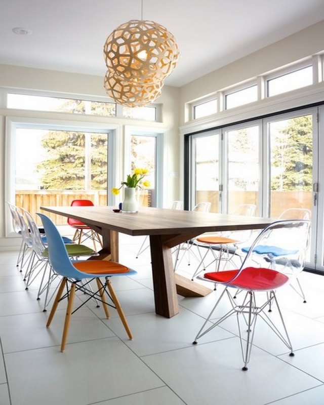 100-photos-meubles-scandinaves-design-unique-chaises-plastique-table-bois