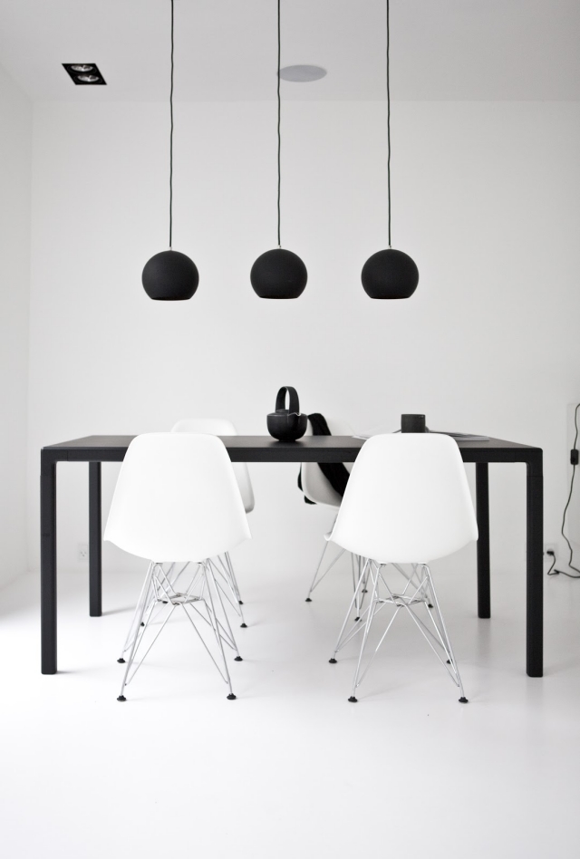 meubles scandinaves 100-photos-meubles-scandinaves-design-unique-chaisesblanches-plastique-Eiffel-suspensions-noires