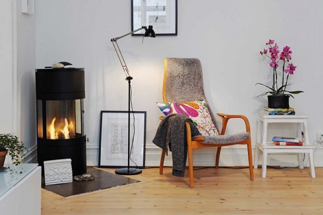100-photos-meubles-scandinaves-design-unique-cheminée-chaise-bois-tapissée-lampe-pied