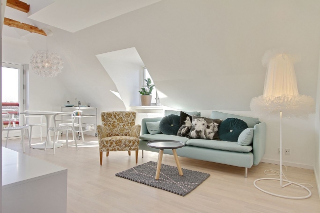 meubles scandinaves 100-photos-meubles-scandinaves-design-unique-table-basse-bois-métal-simple-table-chaises-blanches-plastique
