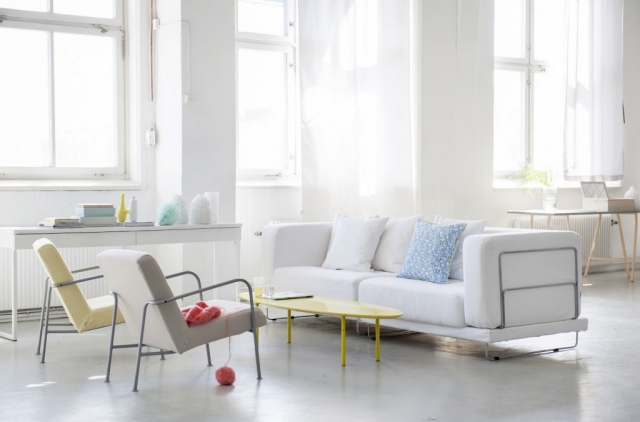 100-photos-meubles-scandinaves-design-unique-table-basse-jaune-ovale-fauteuils-rembourrés-blancs
