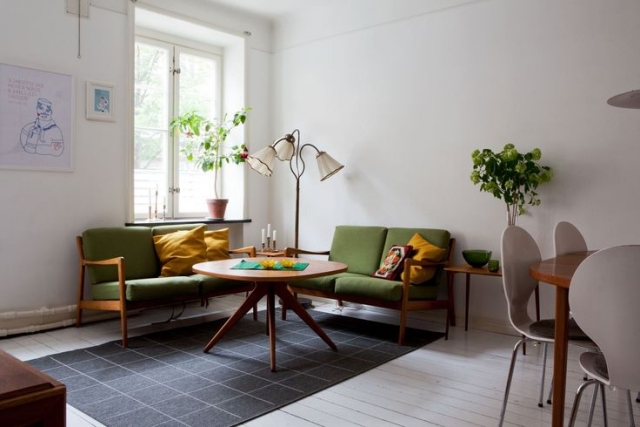 meubles scandinaves 100-photos-meubles-scandinaves-design-unique-table-bois-chaises-blanches-canapés-coussins-verts