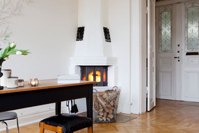 meubles scandinaves 100-photos-meubles-scandinaves-design-unique-table-bois-rectangulaire-tabourets-cheminée