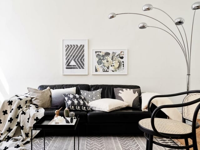 meubles scandinaves 100-photos-meubles-scandinaves-design-unique-table-carrée-noire-chaise-métallique