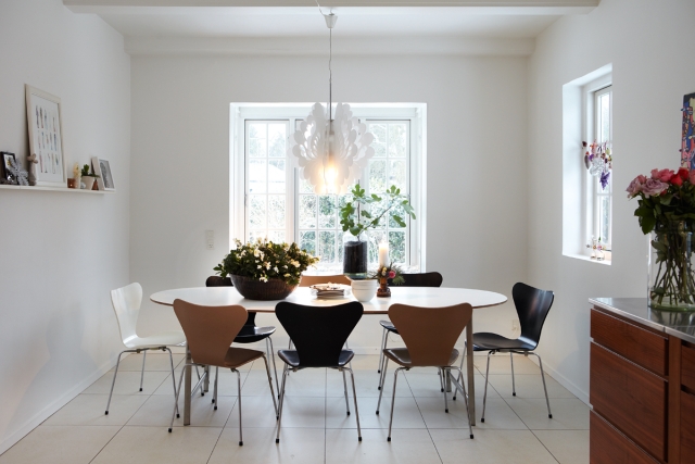 meubles scandinaves 100-photos-meubles-scandinaves-design-unique-table-ovale-plastique-chaises-plastique-beiges-noires-blanches