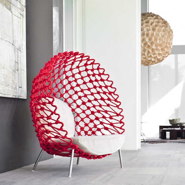 22-modèles-originaux-uniques-chaise-rouge-design-pieds-métalliques-forme-ovale-kenneth-cobonpue