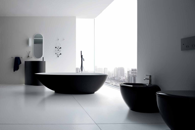 25-designs-luxueux-élégants-modèle-salle-bain-baignoire-noire-moderne
