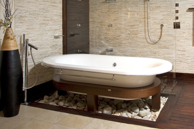 modèle de salle de bain 25-designs-luxueux-élégants-modèle-salle-bain-baignoire-poser-bois-pierres-décoratives
