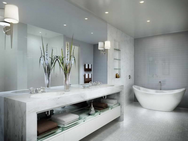 modèle de salle de bain 25-designs-luxueux-élégants-modèle-salle-bain-baignoire-poser-forme-ovale-meuble-bois-effet-marbre