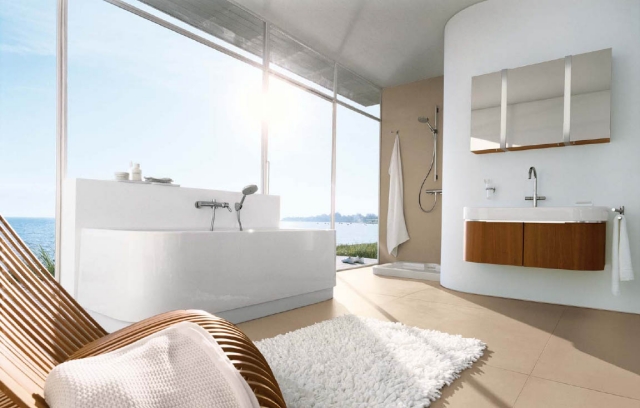 modèle de salle de bain 25-designs-luxueux-élégants-modèle-salle-bain-claire-aérée-baignoire-blanche