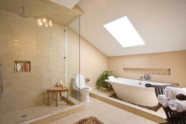 modèle de salle de bain 25-designs-luxueux-élégants-modèle-salle-bain-poser-baignoire-blanche-douche-paroi-verre