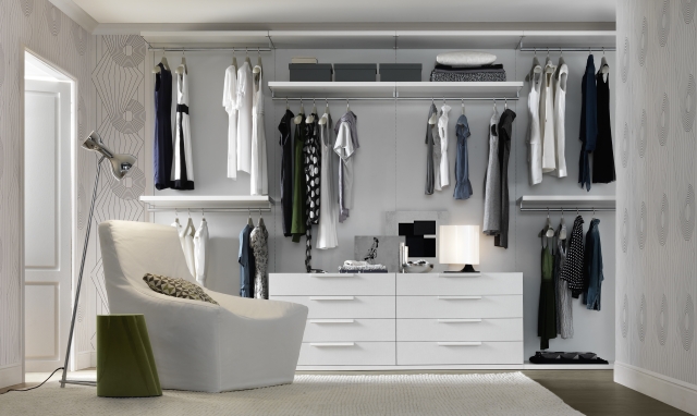 25-idées-aménagement-dressing-fonctionnel-blanc-moderne-tiroirs-fauteuil