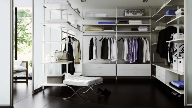 25-idées-aménagement-dressing-fonctionnel-cintres-tiroirs-blanc aménagement dressing