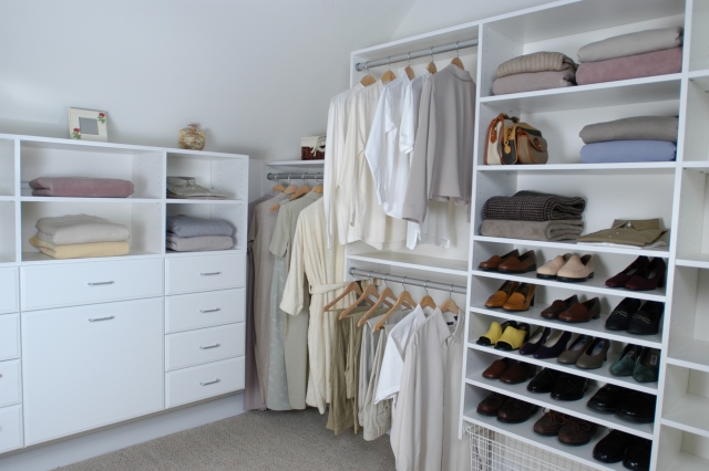 25-idées-aménagement-dressing-fonctionnel-petit-blanc-chaussures-cintres-blouses