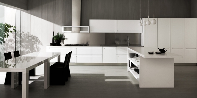 25-idées-conseils-utiles-cuisine-blanche-moderne-chaises-noires