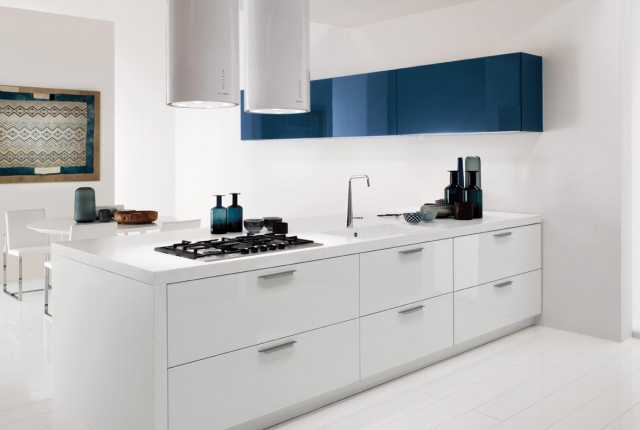 25-idées-conseils-utiles-cuisine-blanche-moderne-meuble-bleu-hotte-aspirante-moderne