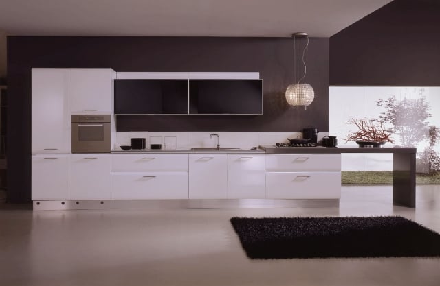 25-idées-conseils-utiles-cuisine-blanche-moderne-tapis-noir-mur-marron-armoire-blanche