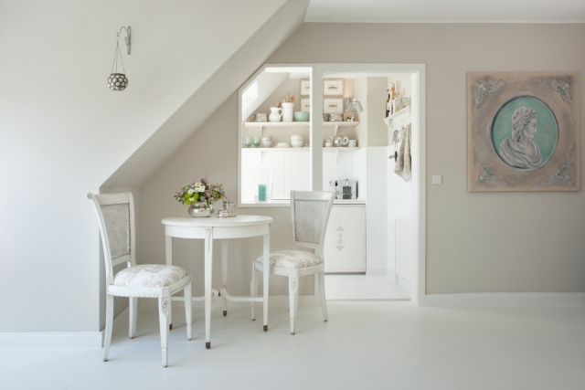 25-idées-mobilier-style-vintage-chaises-blanches-rembourrées-table-blanche-design-épuré