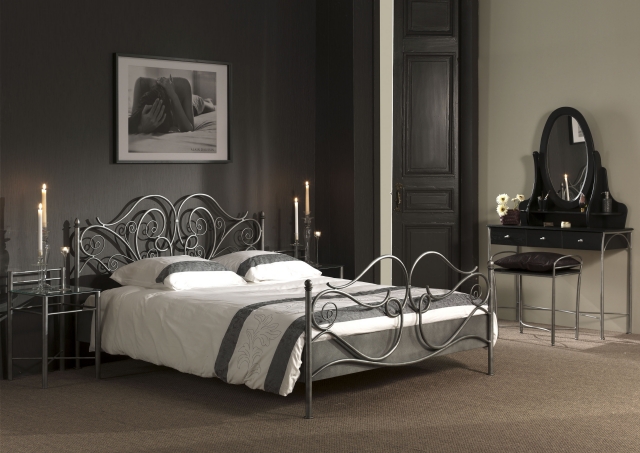 tête de lit originale 25-idées-tête-lit-originale-fer-forgé-couleur-argent-design-élégant