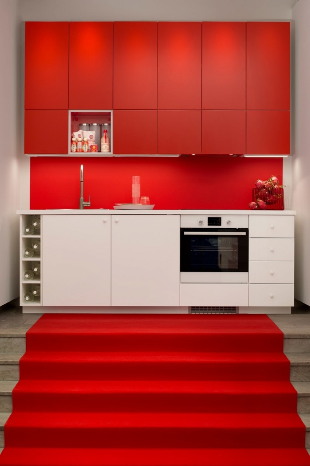 25-idées-cuisine-rouge-accents-blancs-armoire-blanche