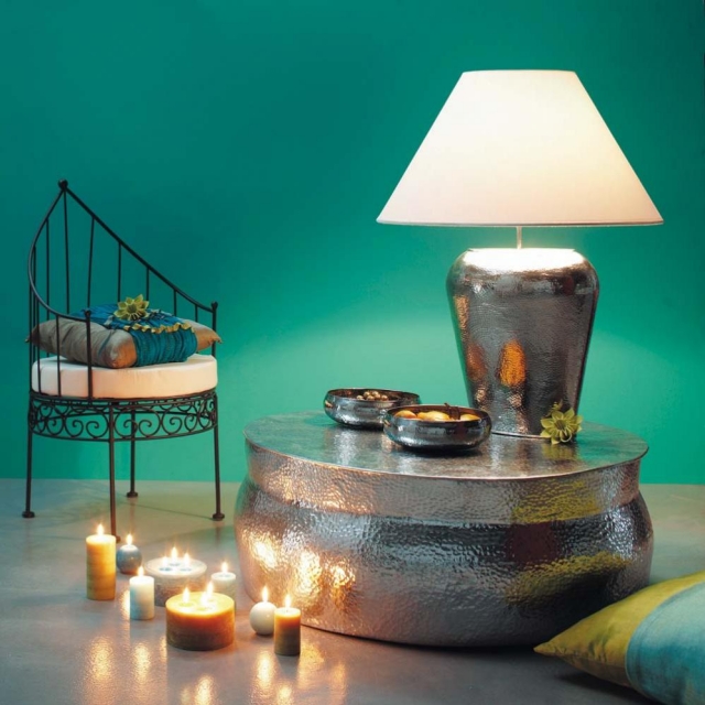 25-idées-inspirantes-décoration-maison-style-marocain-chaise-métallique-typique-table-ronde-brillante-argentée