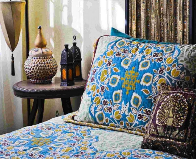 25-idées-inspirantes-décoration-maison-style-marocain-coussin-motifs-bariolé-paillettes-lanternes