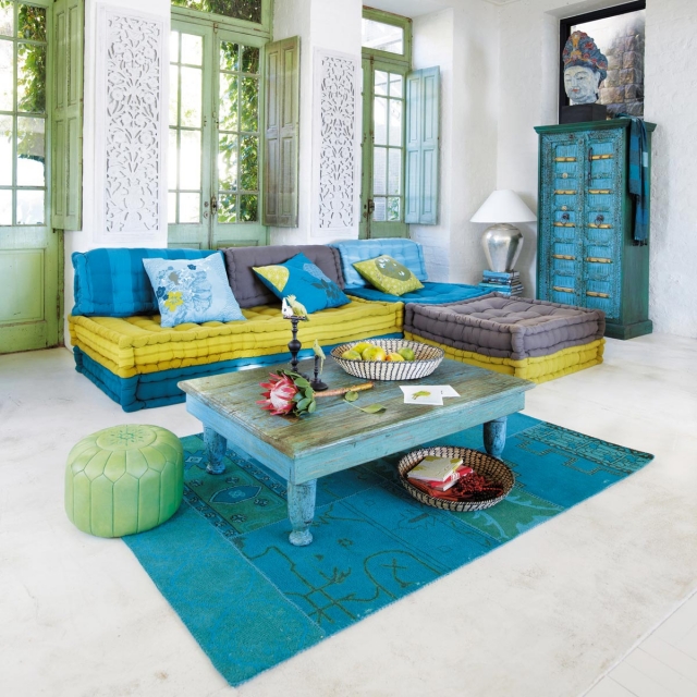 25-idées-inspirantes-décoration-maison-style-marocain-coussins-bariolés-bleu-jaune-gris-armoire-turquoise-traditionnelle