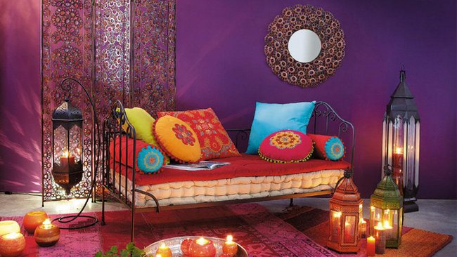 décoration maison 25-idées-inspirantes-décoration-maison-style-marocain-coussins-bariolés-déco-murlale-murs-lilas