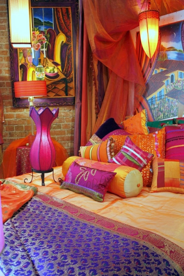 25-idées-inspirantes-décoration-maison-style-marocain-coussins-bariolés-rideaux-soie-lampes