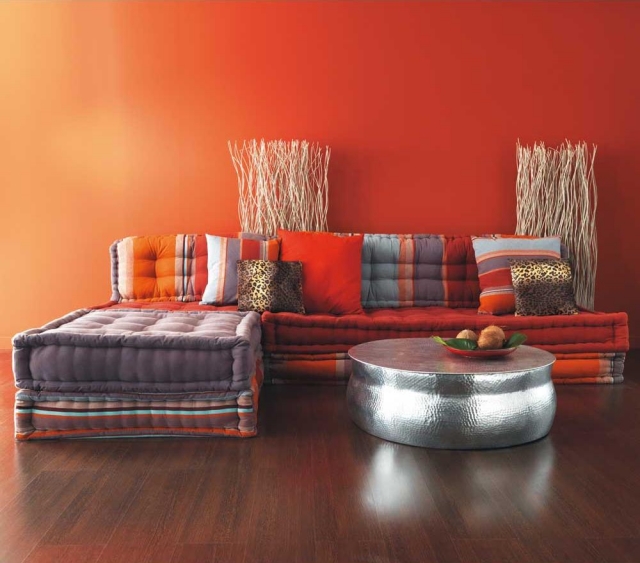 25-idées-inspirantes-décoration-maison-style-marocain-coussins-bariolés-table-ronde-couleur-argent