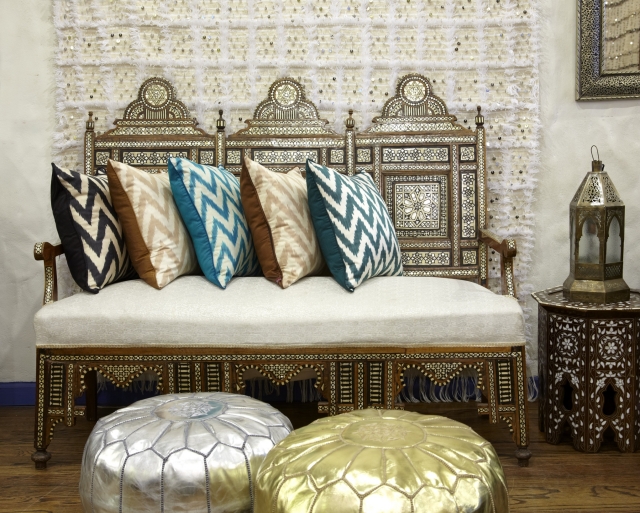 décoration maison 25-idées-inspirantes-décoration-maison-style-marocain-coussins-bariolés-tabourets-or-argent-meubles-magnifiques